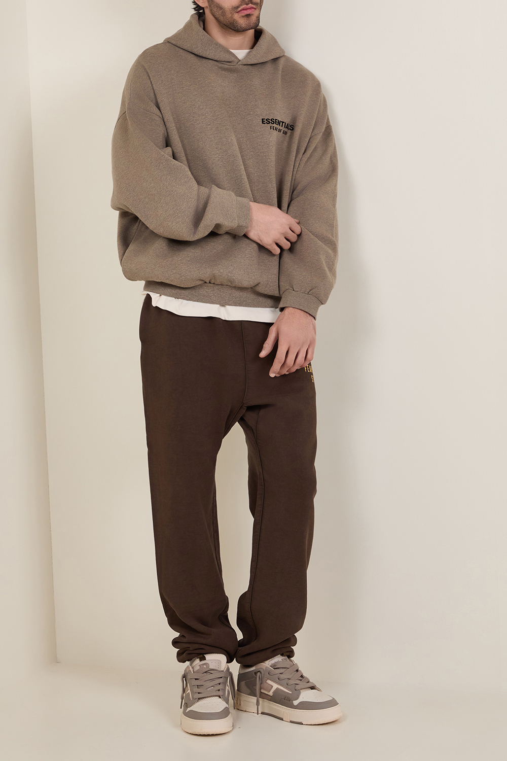 תמונת כל הלוק של סווטשירט קפוצ'ון FEAR OF GOD ESSENTIALS